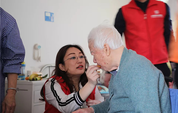 【先鋒引領(lǐng)，凝心聚力】三月學(xué)雷鋒，情暖敬老院